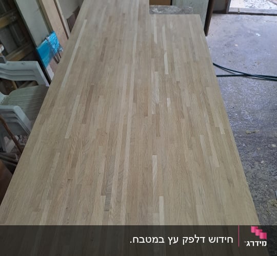 משטח עץ בעבודת נגרות בסדנה